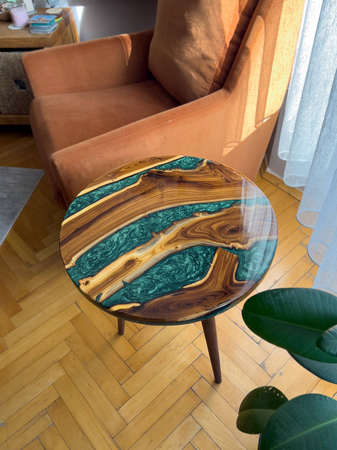 Handmade Live Edge Oleaster Resin Side Table, 20 Inch, Round Design