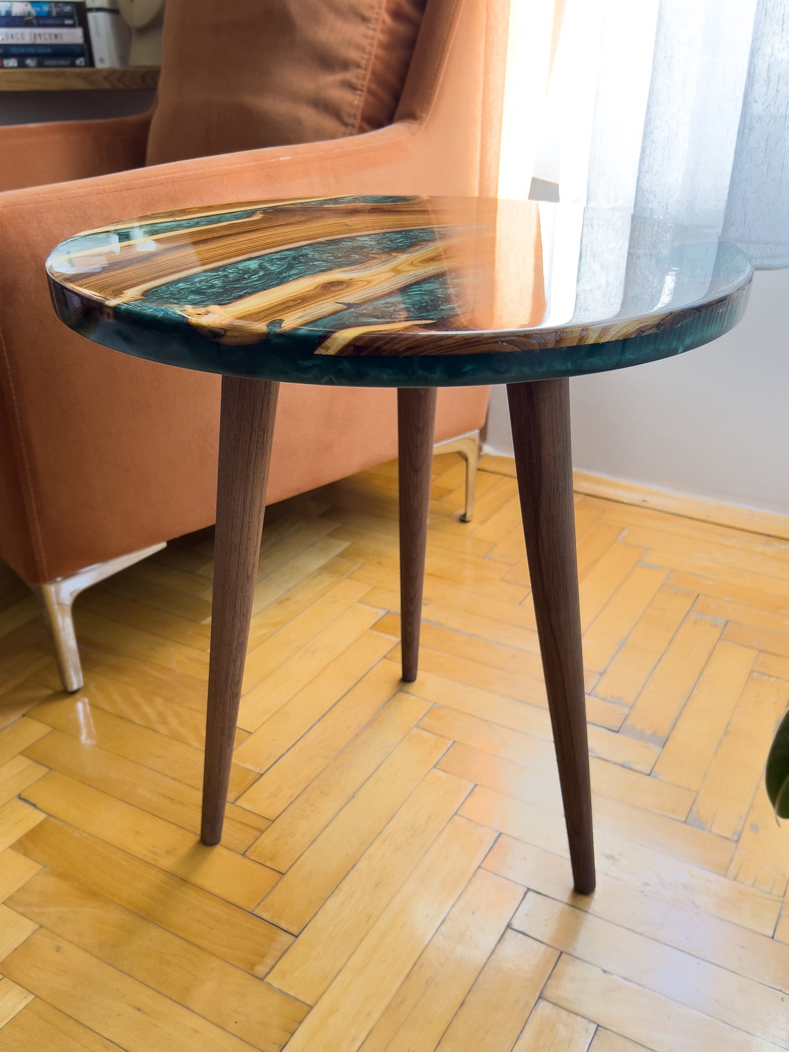 Handmade Live Edge Oleaster Resin Side Table, 20 Inch, Round Design