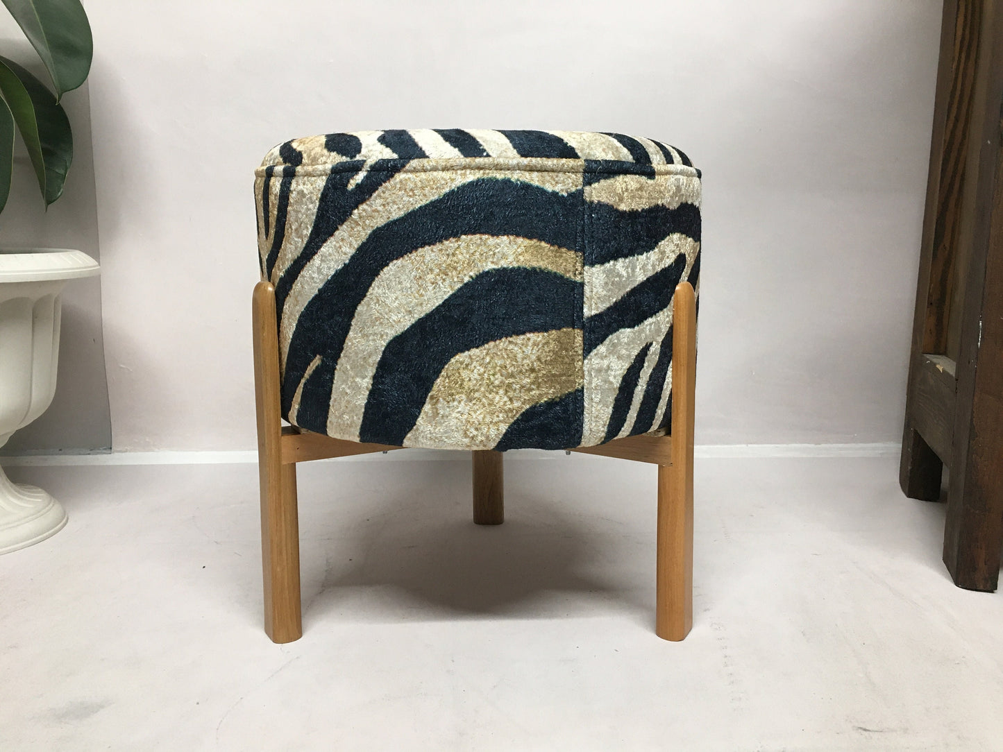 Pouf chair, Vanity chair, Upholstered bench, Dressing table bench, Entry chair, Comfort chair, Durable furniture, Round ottoman, Low stool