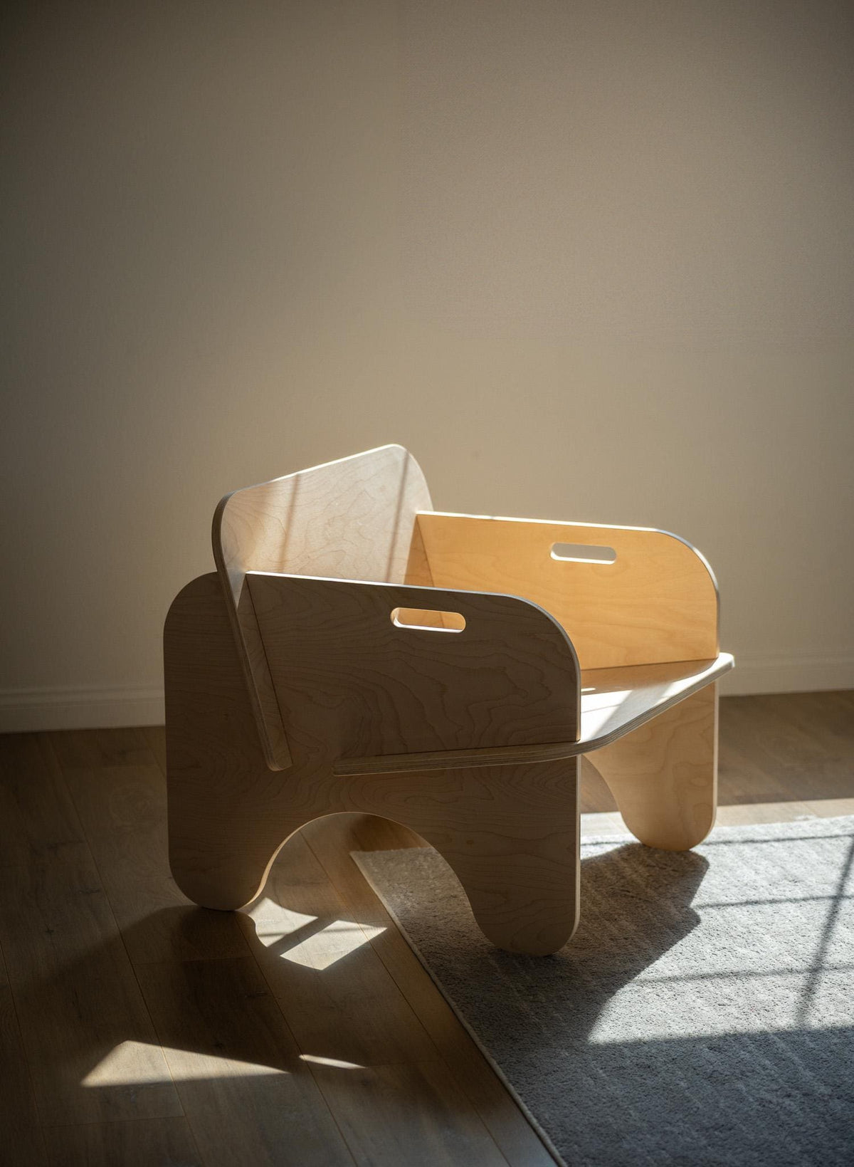 Mid-Century Modern Plywood Lounge Chair: Minimalist Wood Accent Reading Seat for Living Room